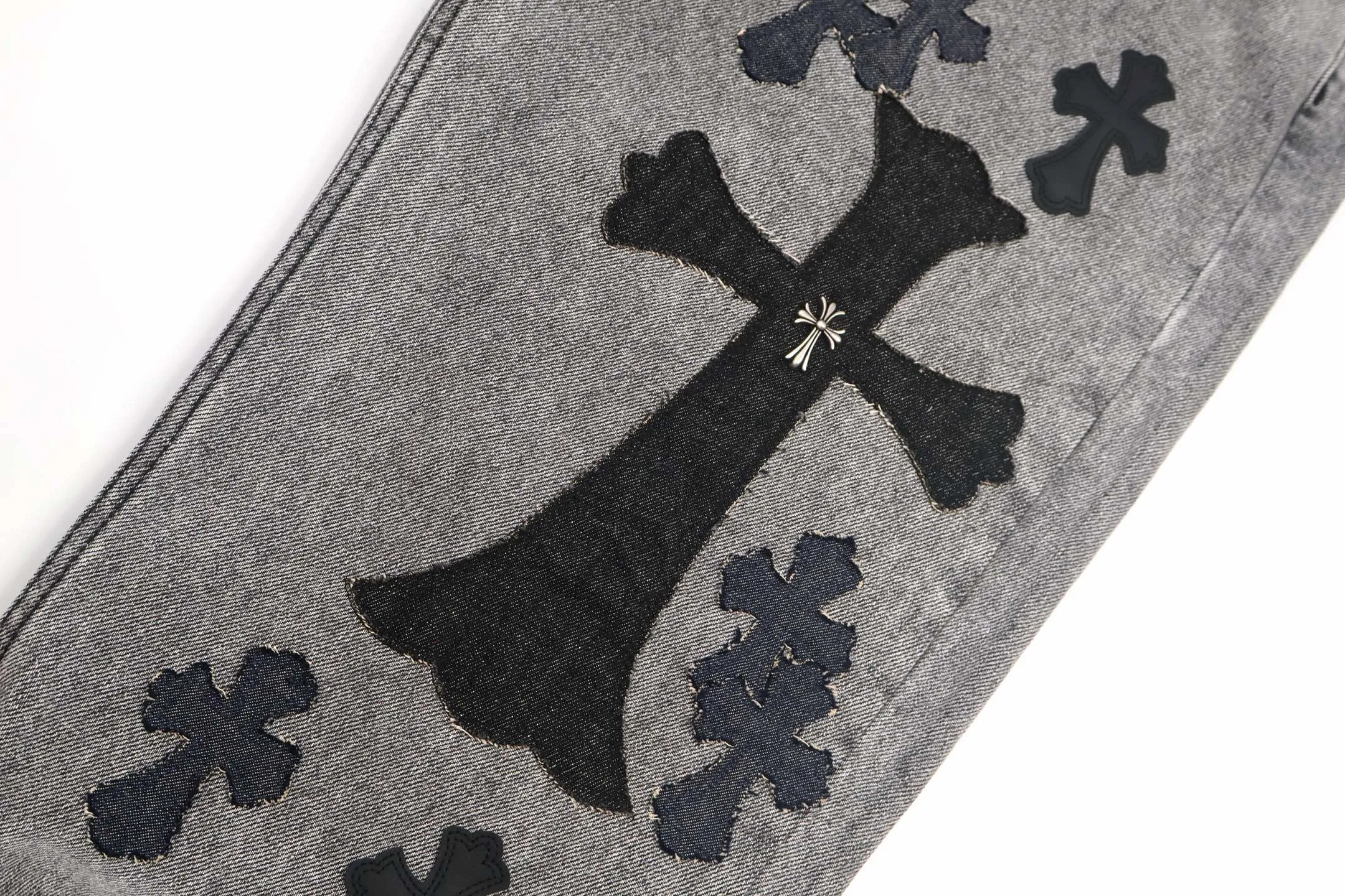 🅿️800 [Exclusive supply] CH Crow Heart Cow King jeans (grey), using genuine levis502 as the base plate, purchased the original version at 5W, heavily washed, frayed and distressed, customized cowhide cross, dyed and fixed to prevent color fading. Fully right-angle fit hand embroidery thread, a total of 5 small silver nails on the whole body, 1 silver medal, 5 Cross Scout flower buttons. The silver content is 85%. It is not made of 925 silver because the silver content is too high and it will easily turn black and oxidize, which affects the appearance. The printing adopts the garment screen water slurry printing process. Size:32/34/36/38
